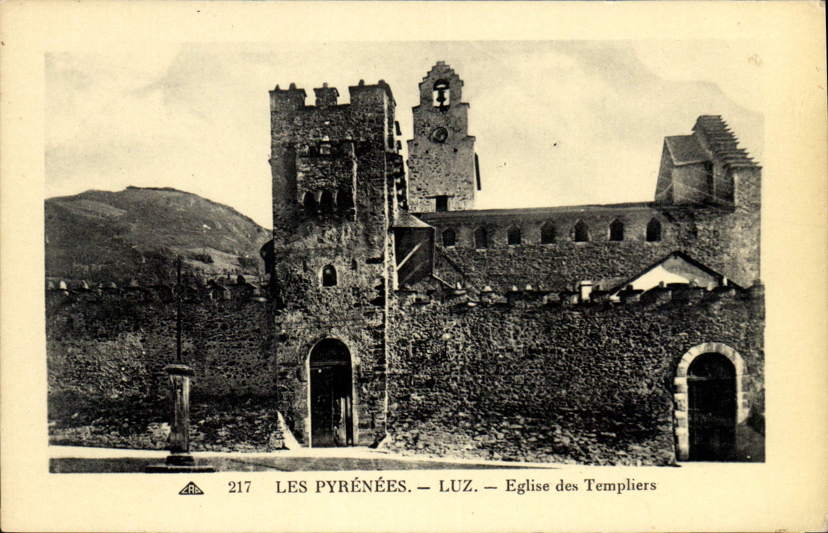 CPA Les Pyrenees Luz Eglise des Templiers 