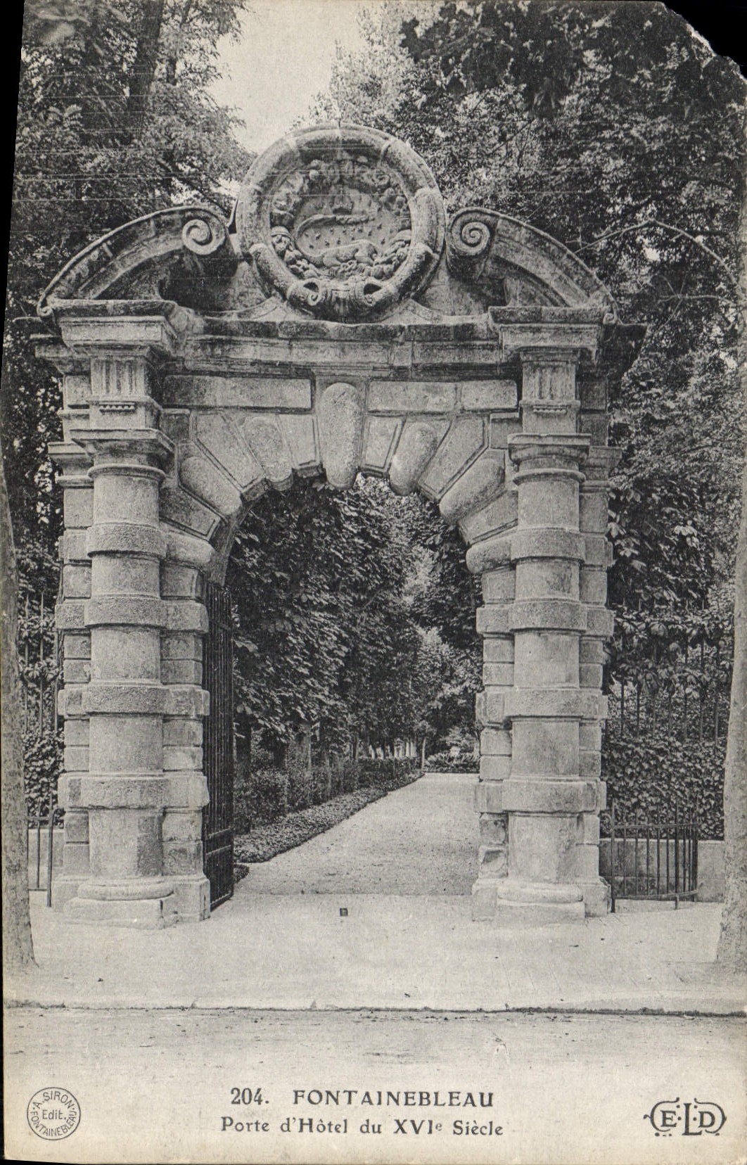 Porte d'Hôtel du XVIe Siècle — Fontainebleau — Éditeur A. Sirois, n°204