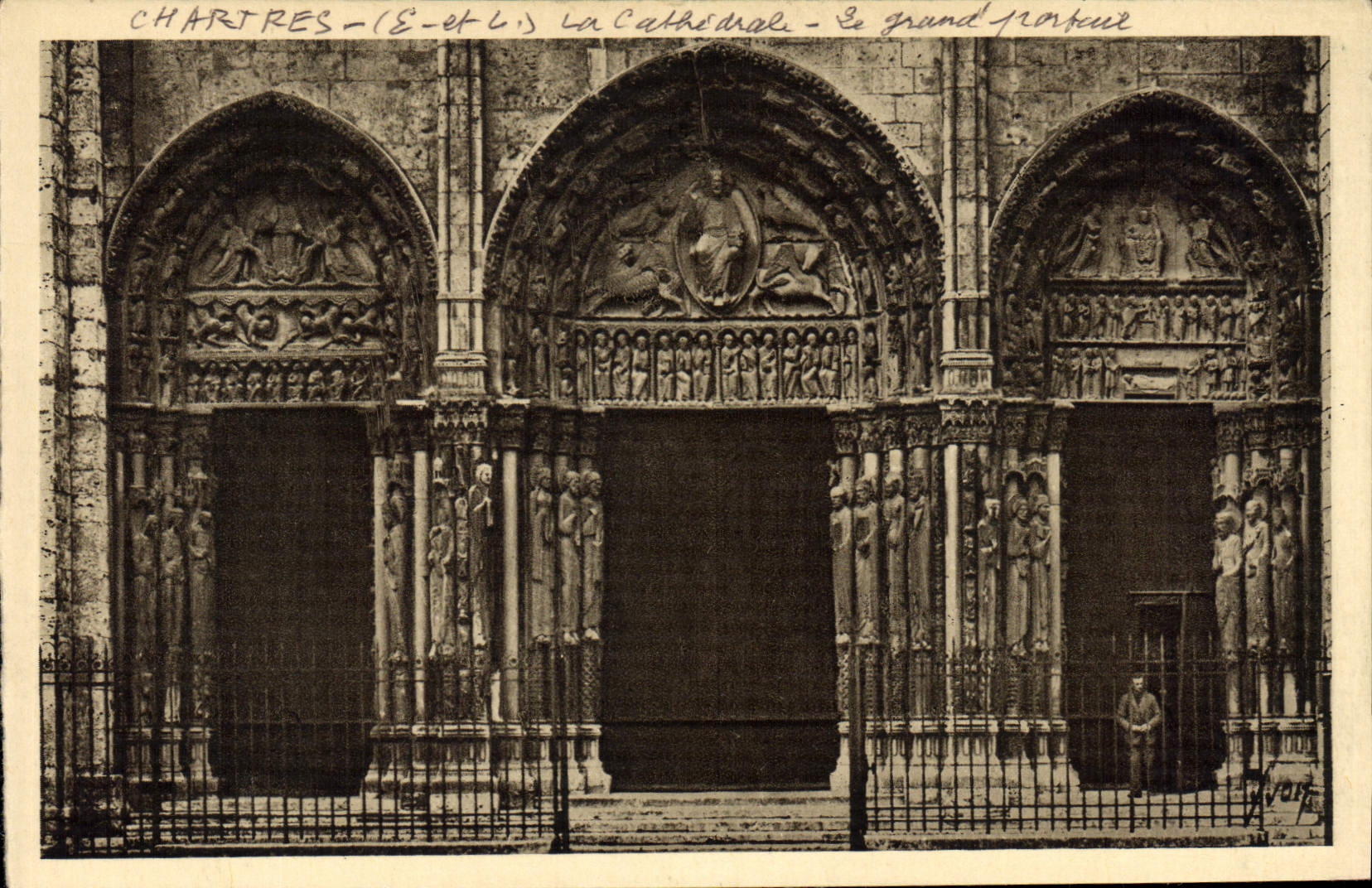 CPA Chartres Eure et Loir La Cathedrale Le Grand Portail 