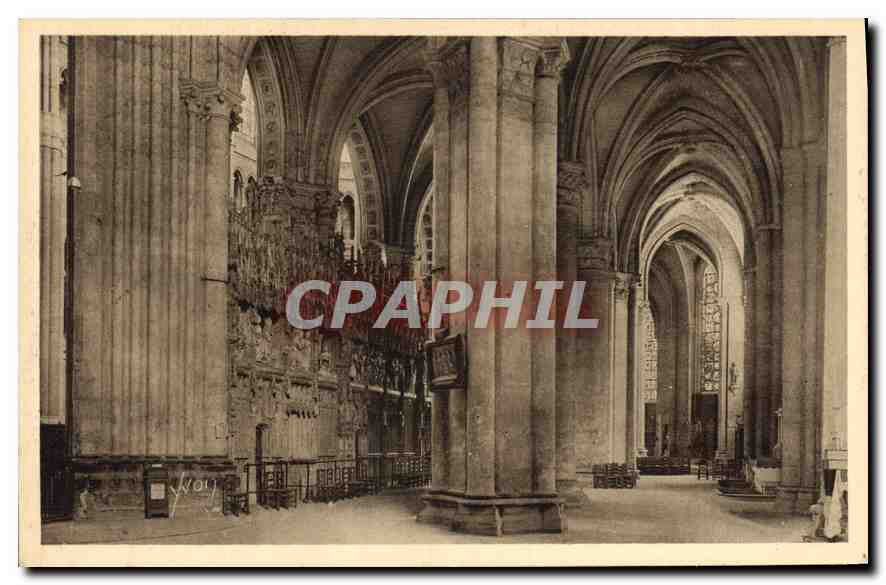 CPA Chartres Eure et Loir Interieur de la Cathedrale Le Deambulatoire 
