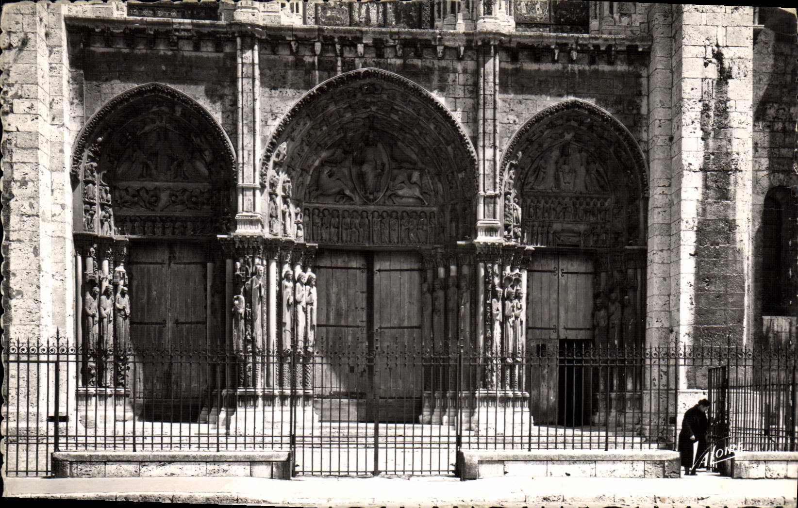 Portail Royal de la cathédrale de Chartres — Éditeur Valoire, n° 5907
