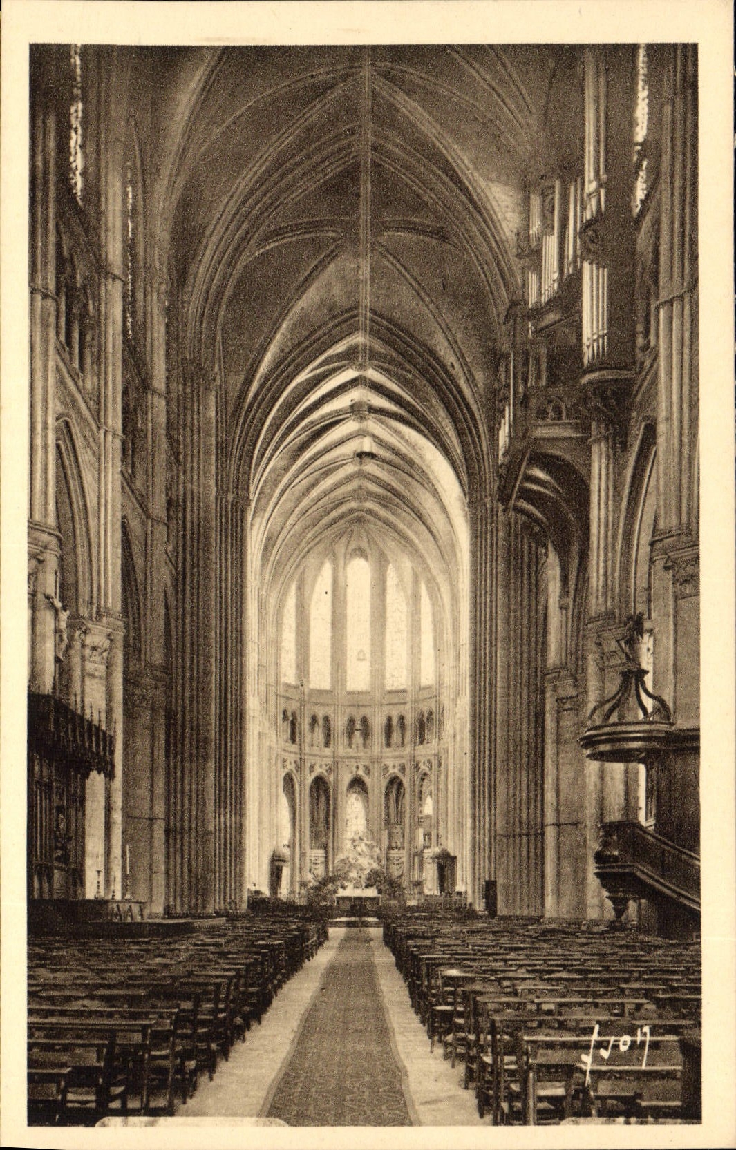 CPA Chartres Eure et Loir Interieur de la Cathedrale La Nef et le Choeur 