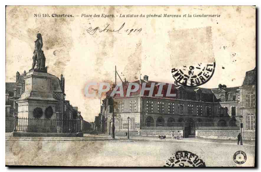 Chartres — Place des Epars — La statue du général Marceau et la Gendarmerie