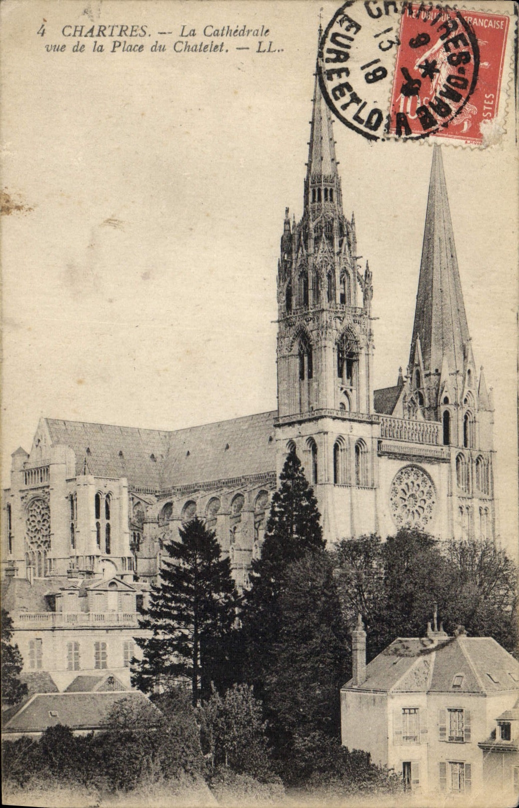 Chartres — La Cathédrale vue de la Place du Chatelet — LL..
