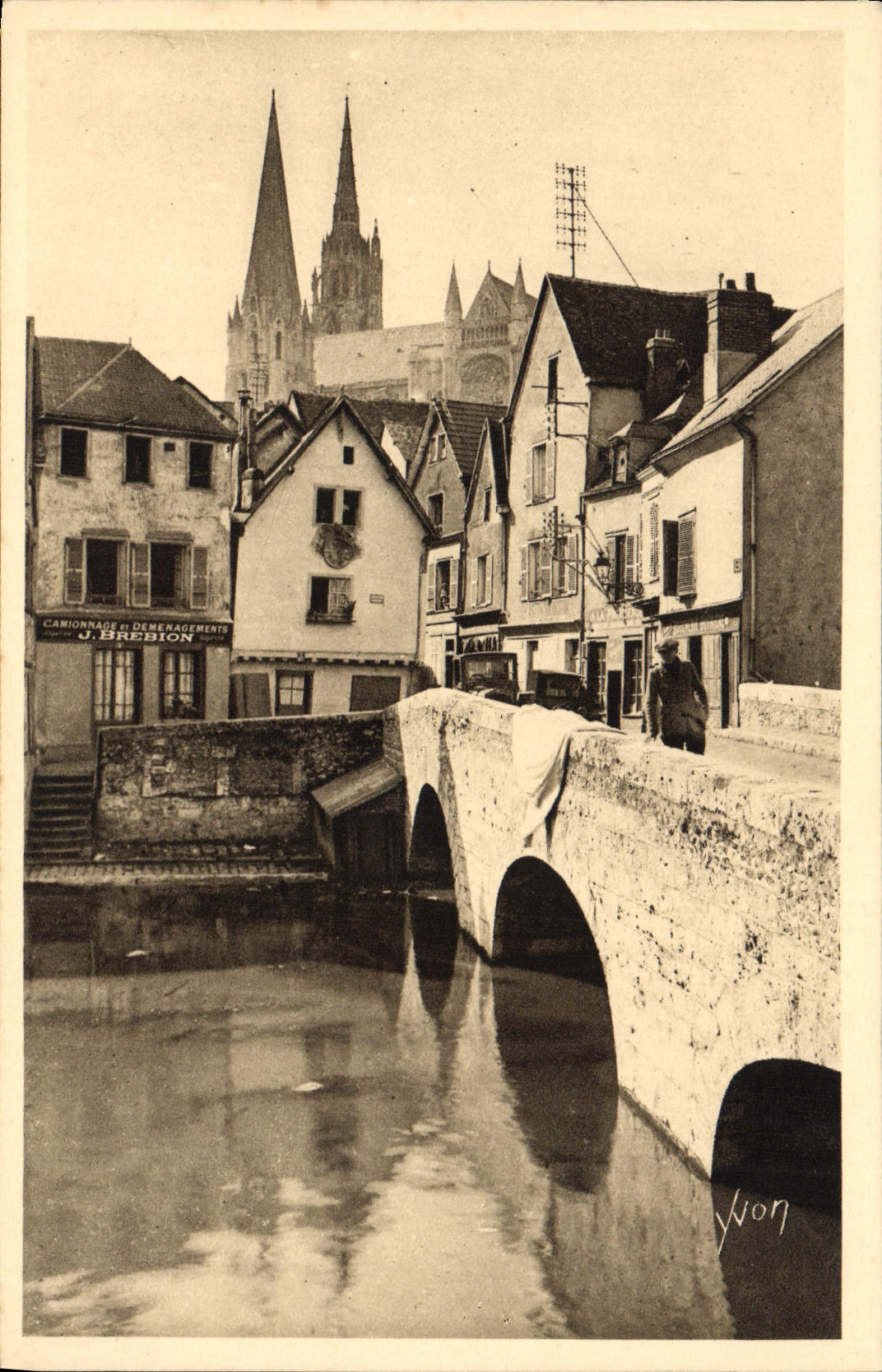 CPA Chartres Vieux Pont et Vieilles Maisons J Brebion Camionnage et demenagements