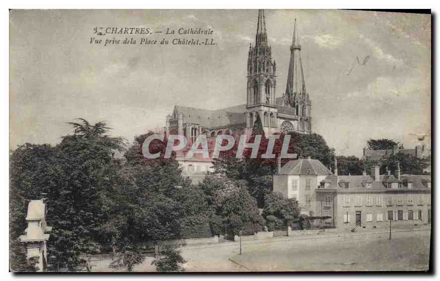 CPA Chartres La Cathedrale Vue prise de la Place du Chatelet 