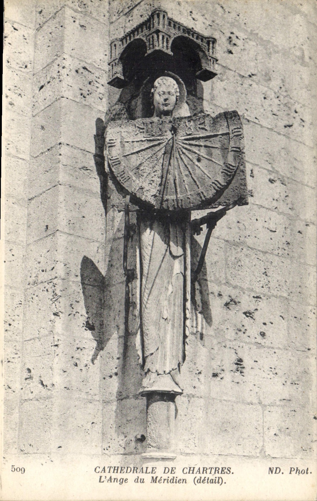 Cathédrale de Chartres — L'Ange du Méridien (détail) — ND. Phot.