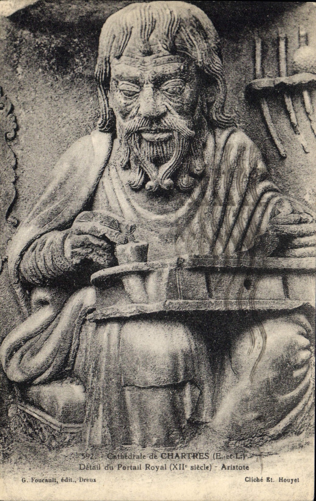 Détail du Portail Royal — Aristote — Cathédrale de Chartres (XIIe siècle) — G. Foucault, édit., Dreux