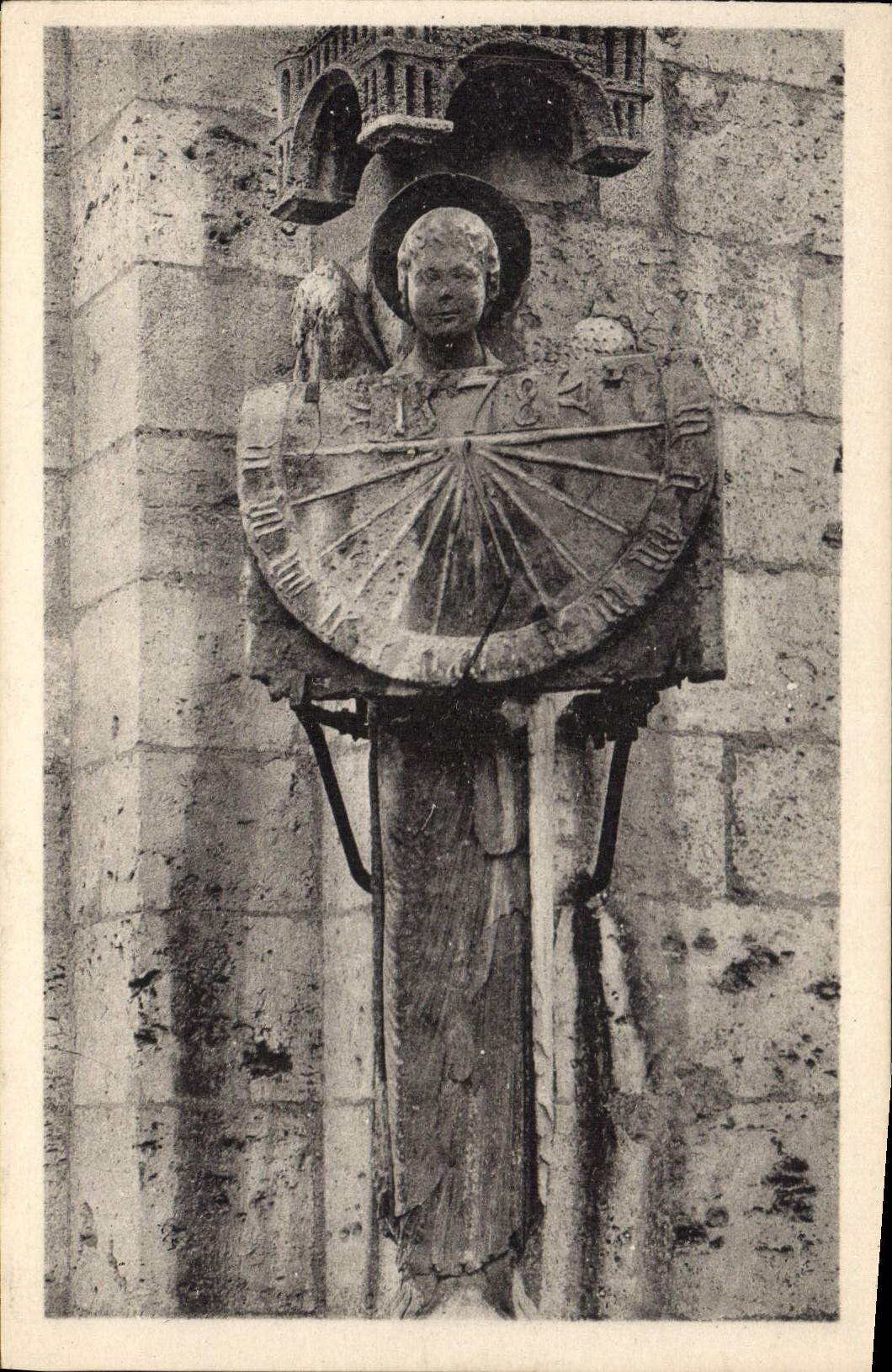 Cathédrale de Chartres — Ange XIIe, le cadran XVIe siècle, à l'angle de la tour sud — Éditeur HOUVET