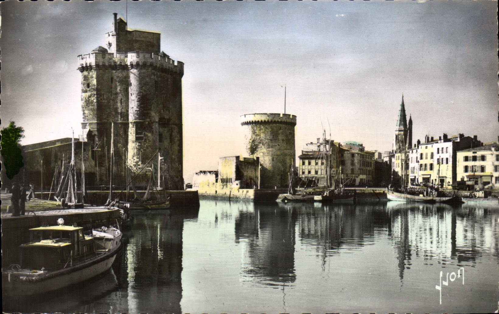 CPA La Rochelle Charente Maritime Entree du Port et les Tours St Nicolas de la Chaine et de la Lante