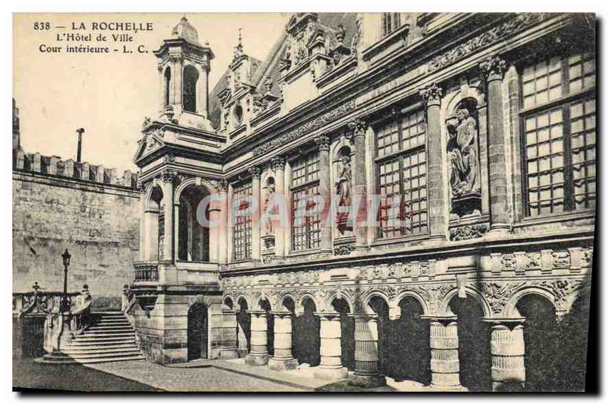 CPA La Rochelle L'Hotel de Ville Cour Interieure 