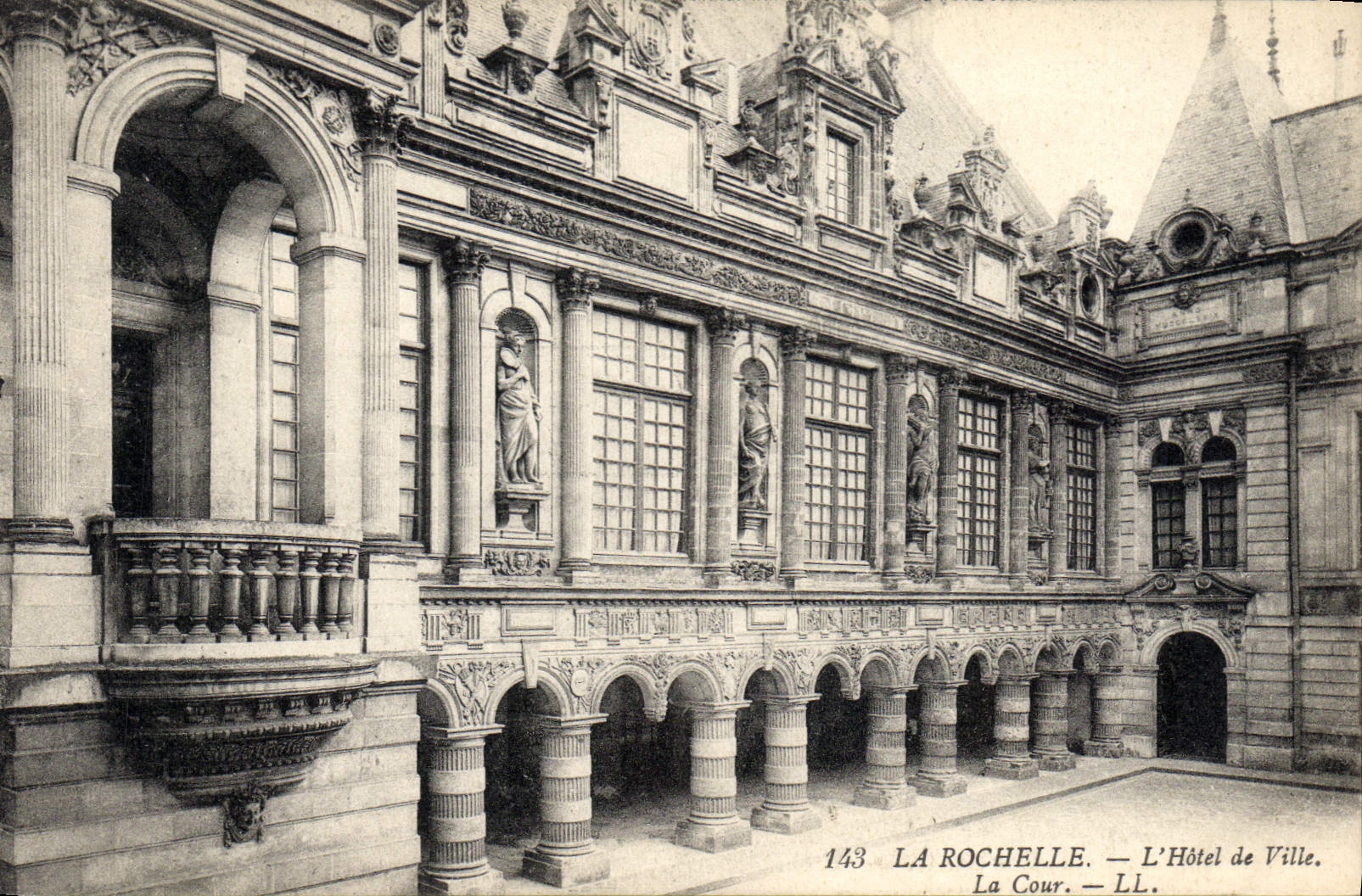 CPA La Rochelle L'Hotel de Ville La Cour 