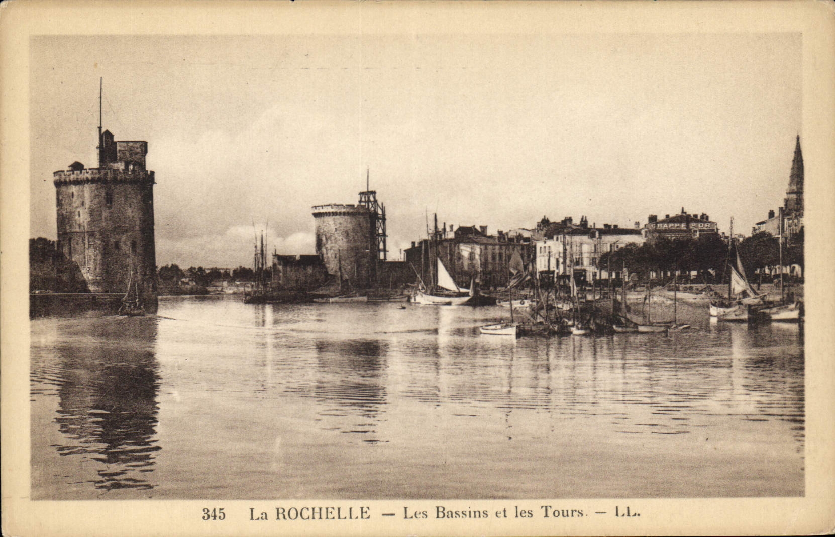 CPA La Rochelle Les Bassins et les Tours 