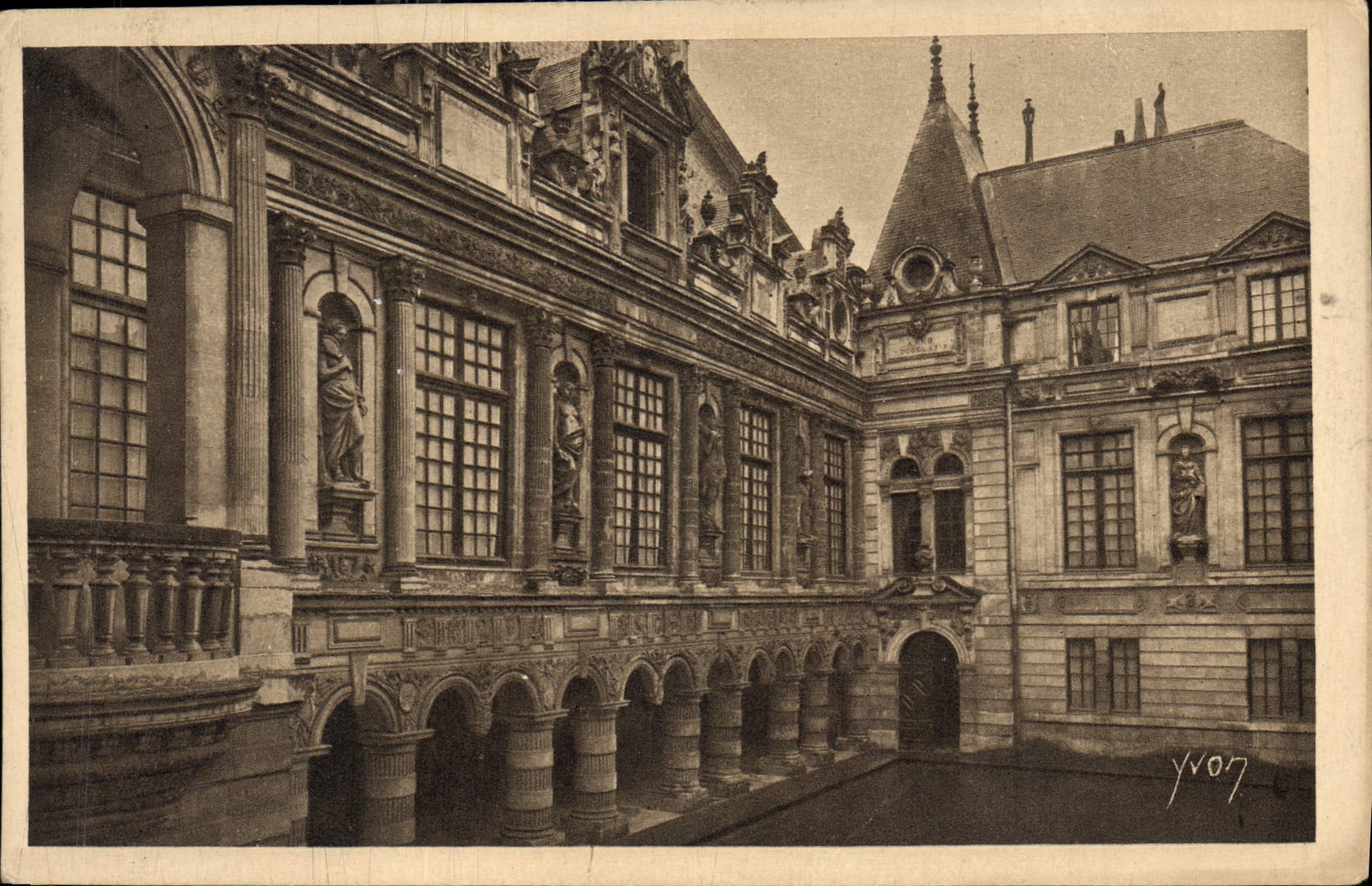 CPA La Rochelle Cour interieure de l'Hotel de Ville 
