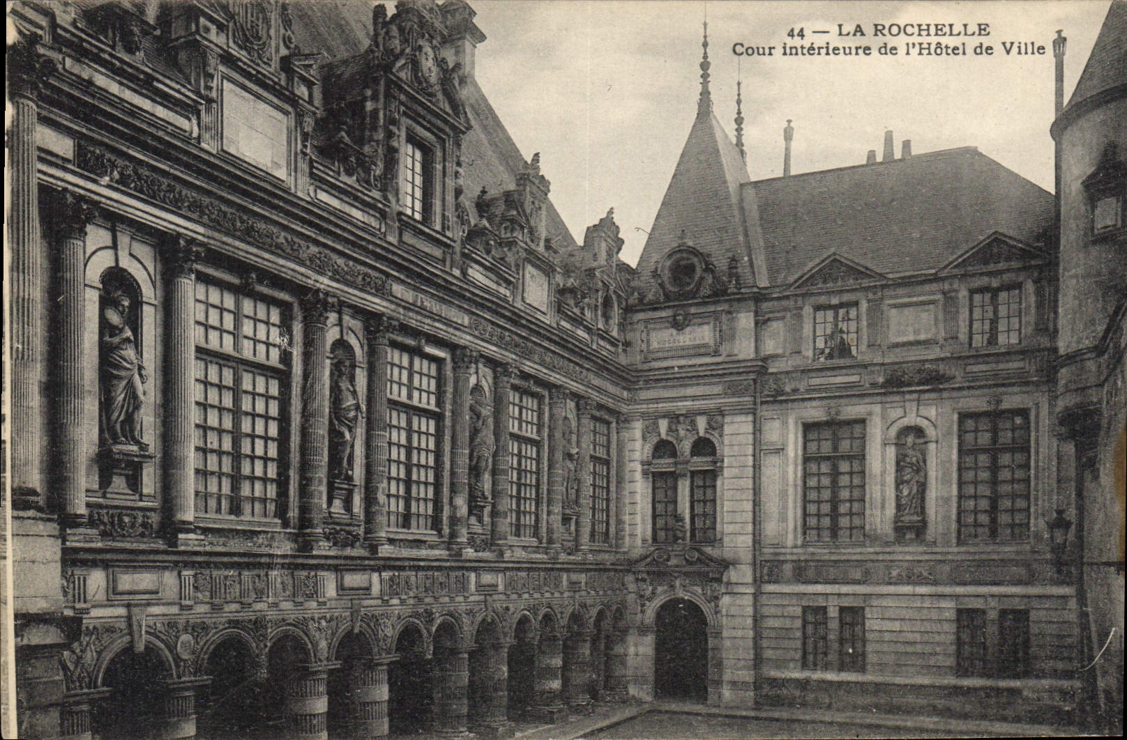 CPA La Rochelle Cour interieure de l'Hotel de Ville 