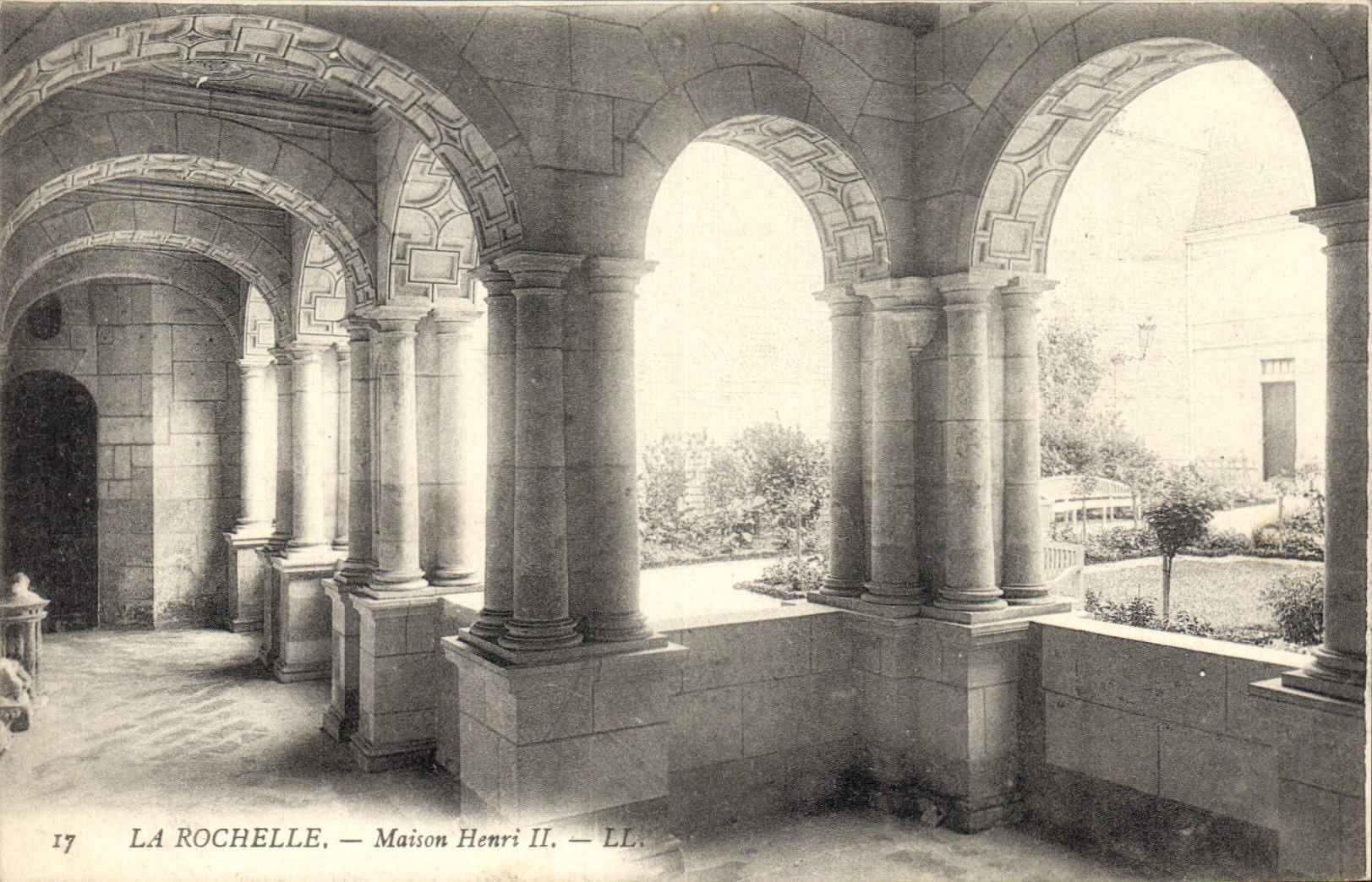 CPA La Rochelle Maison Henri II 