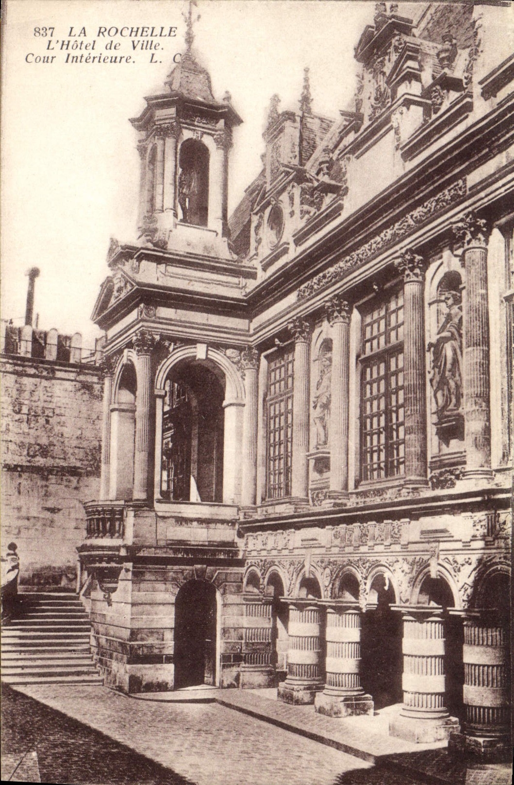 CPA La Rochelle L'Hotel de Ville Cour Interieure 
