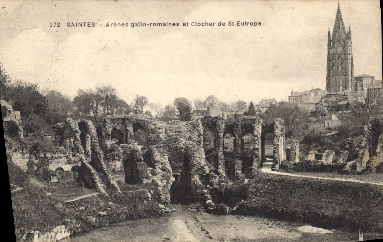 CPA Saintes Arenes gallo romaines et Clocher de St Eutrope 