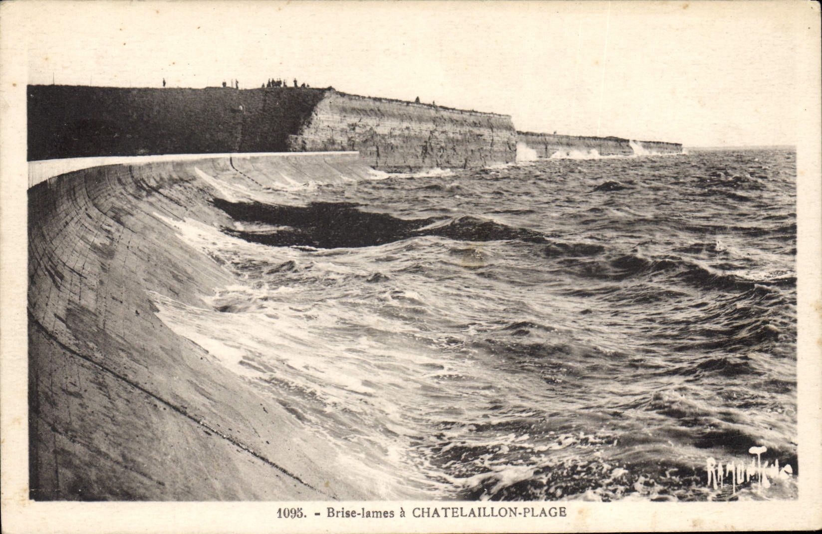 CPA Brise lames a Chatelaillon Plage 