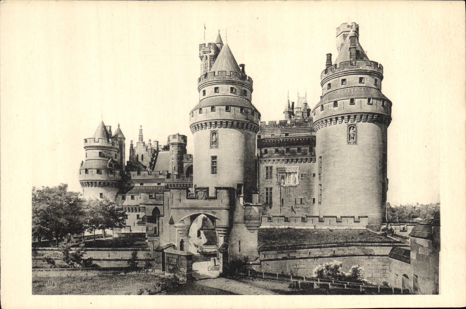 Château de Pierrefonds — Tours Jules César et Charlemagne — Édition des Monuments Historiques