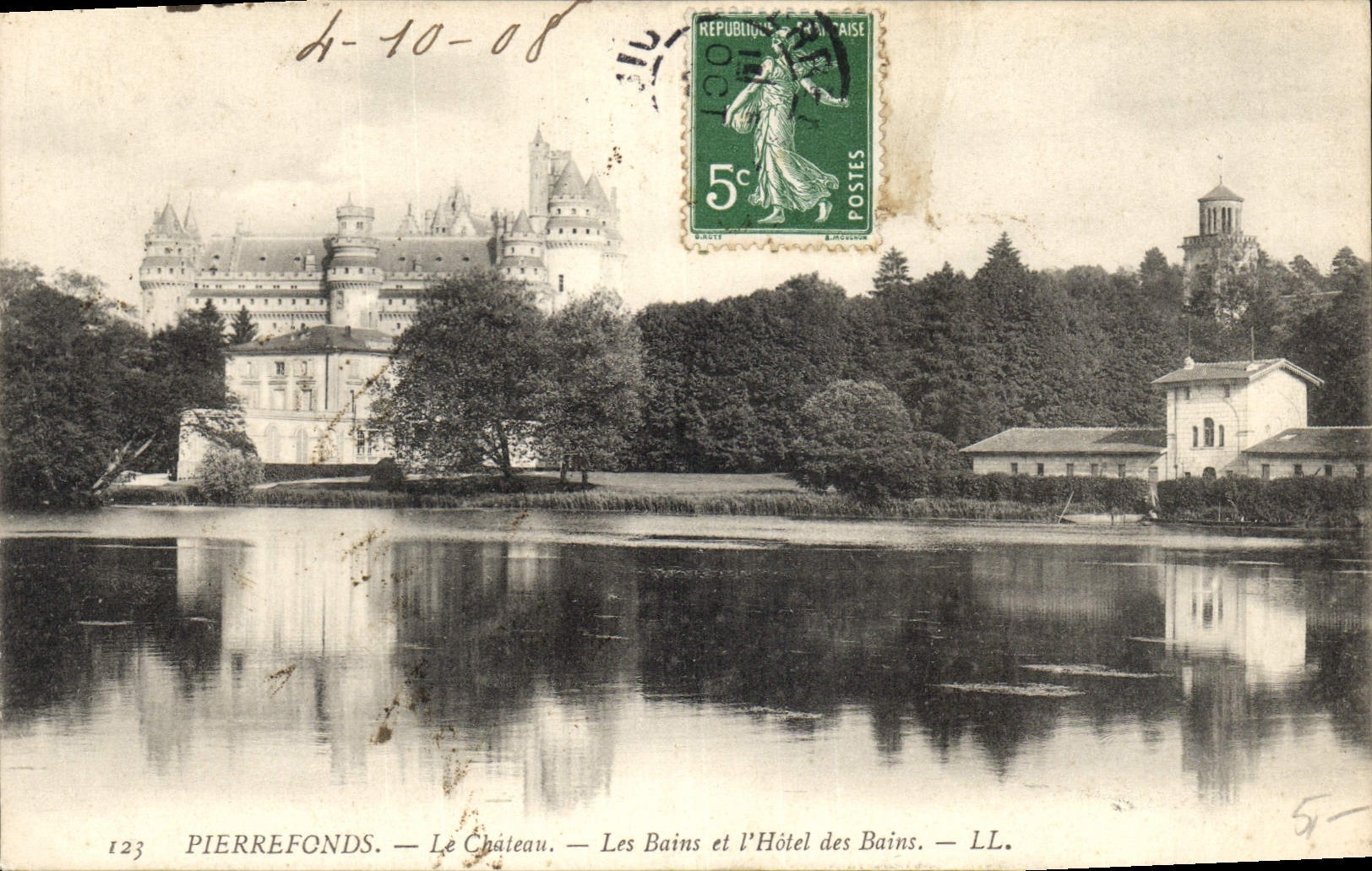 CPA Pierrefonds Le Chateau Les Bains et l'Hotel des Bains 