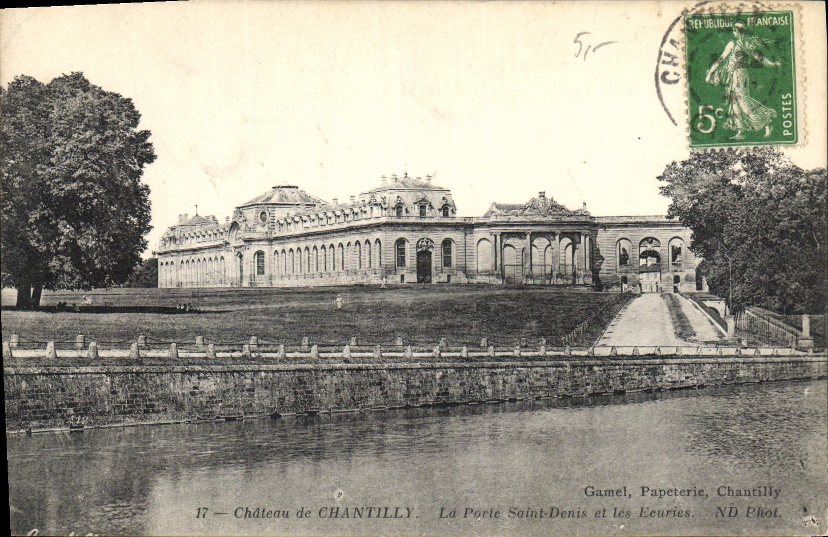 Château de Chantilly — La Porte Saint-Denis et les Écuries — Gamel, Papeterie, Chantilly