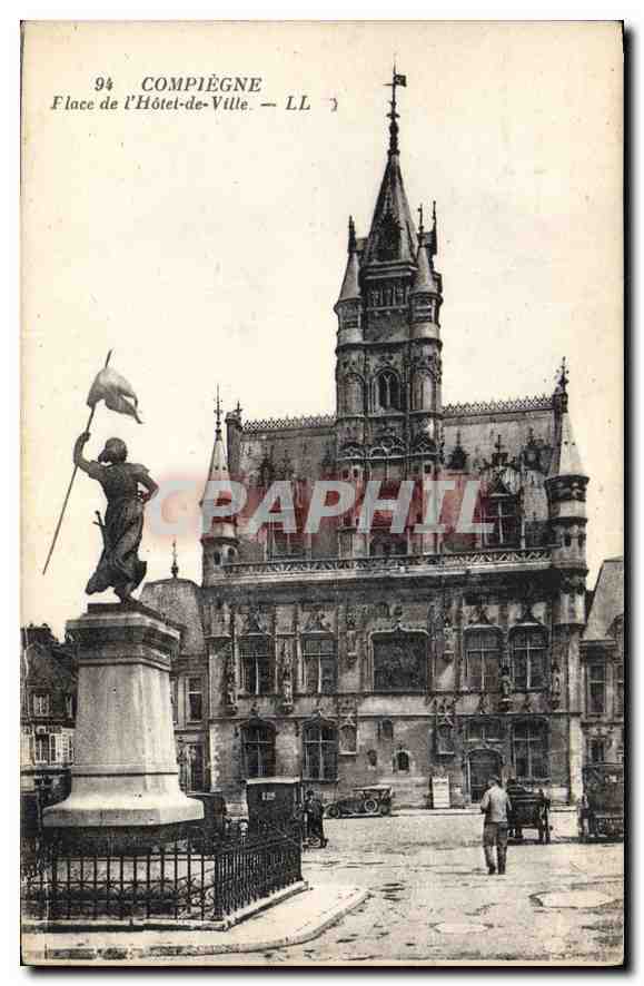 CPA Compiegne Place de l'Hotel de Ville 