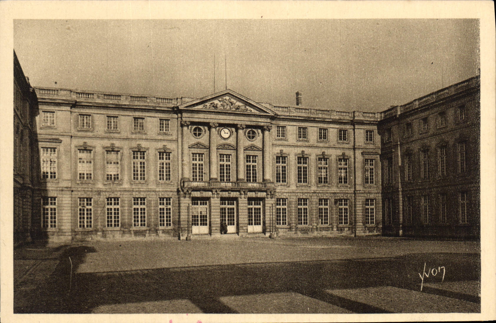 CPA Chateau de Compiegne Cour d'honneur 