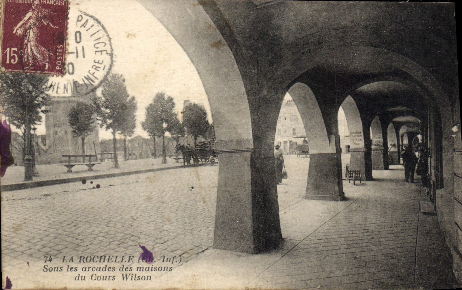 CPA La Rochelle Sous les arcades des maisons du Cours Wilson 