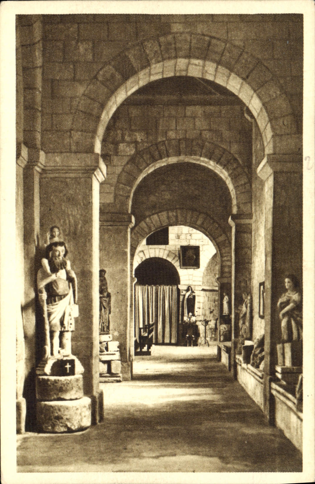 CPA Morienval Oise l'Eglise Notre Dame Bas Cote Sud de la Nef Ancienne Eglise Abbatiale de Benedicti