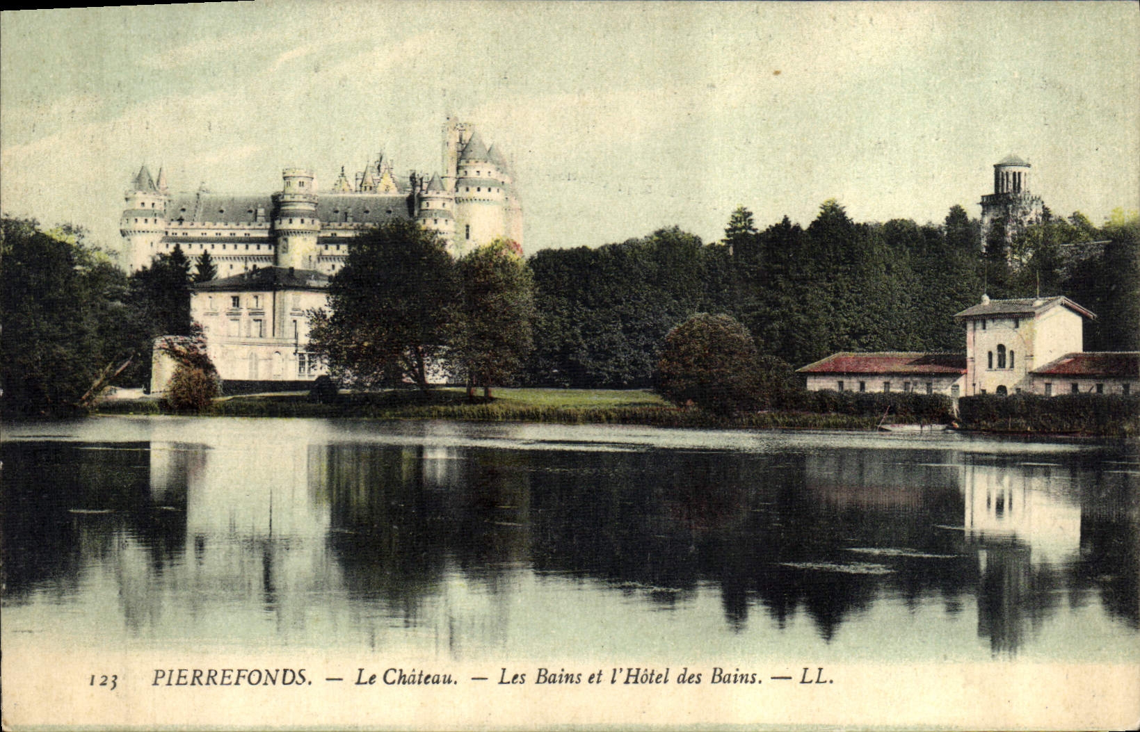 CPA Pierrefonds le Chateau les Bains et l'Hotel des Bains 