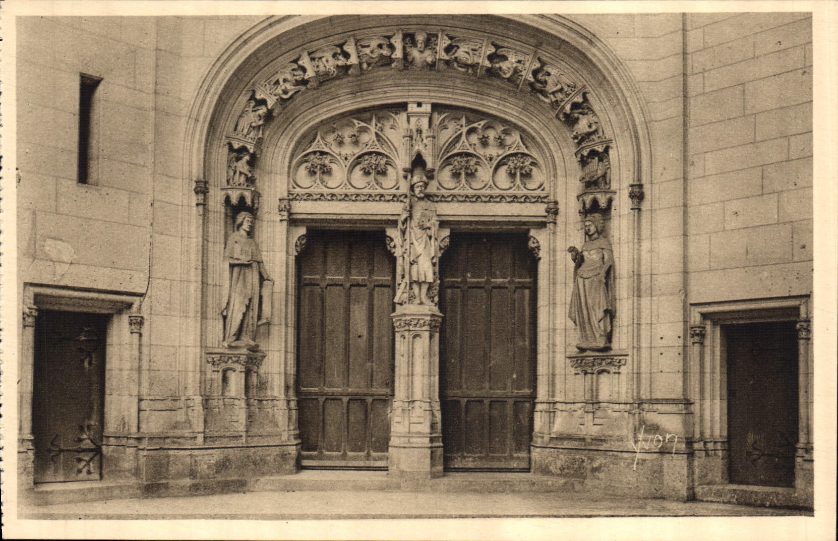 CPA Chateau de Pierrefonds Oise Porte d'Entree de la Chapelle 