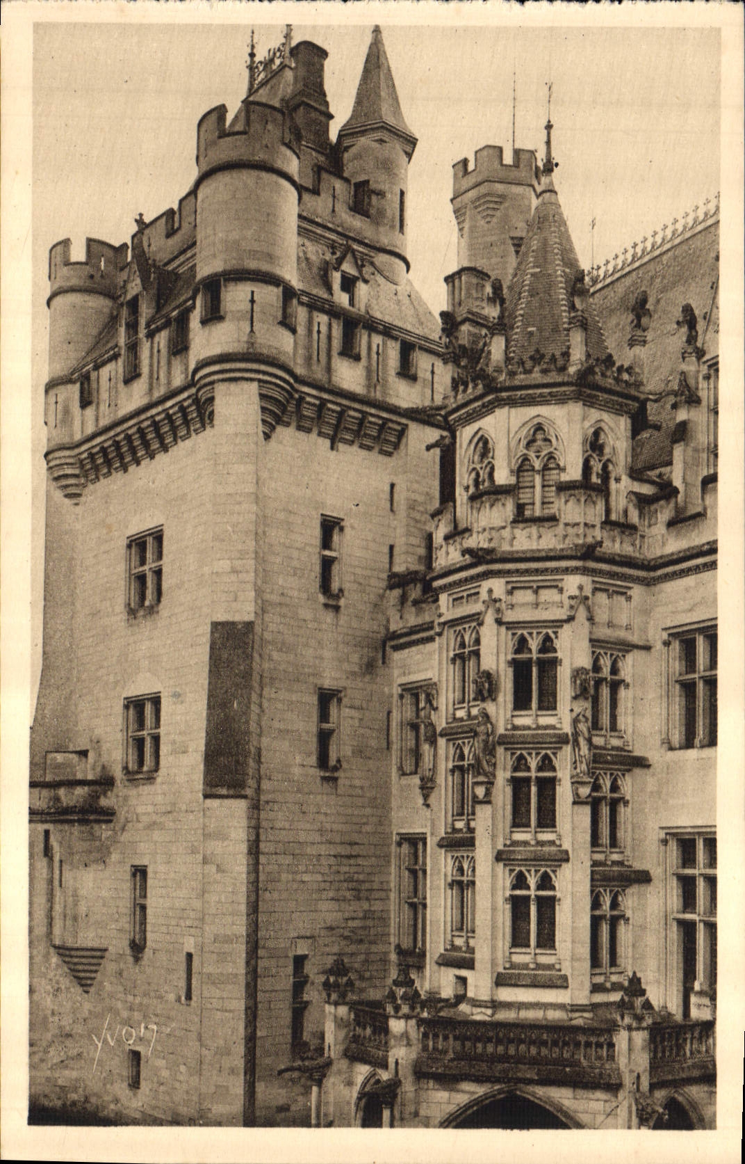 CPA Chateau de Pierrefonds Oise le Donjon et l'Escalier d'Honneur 