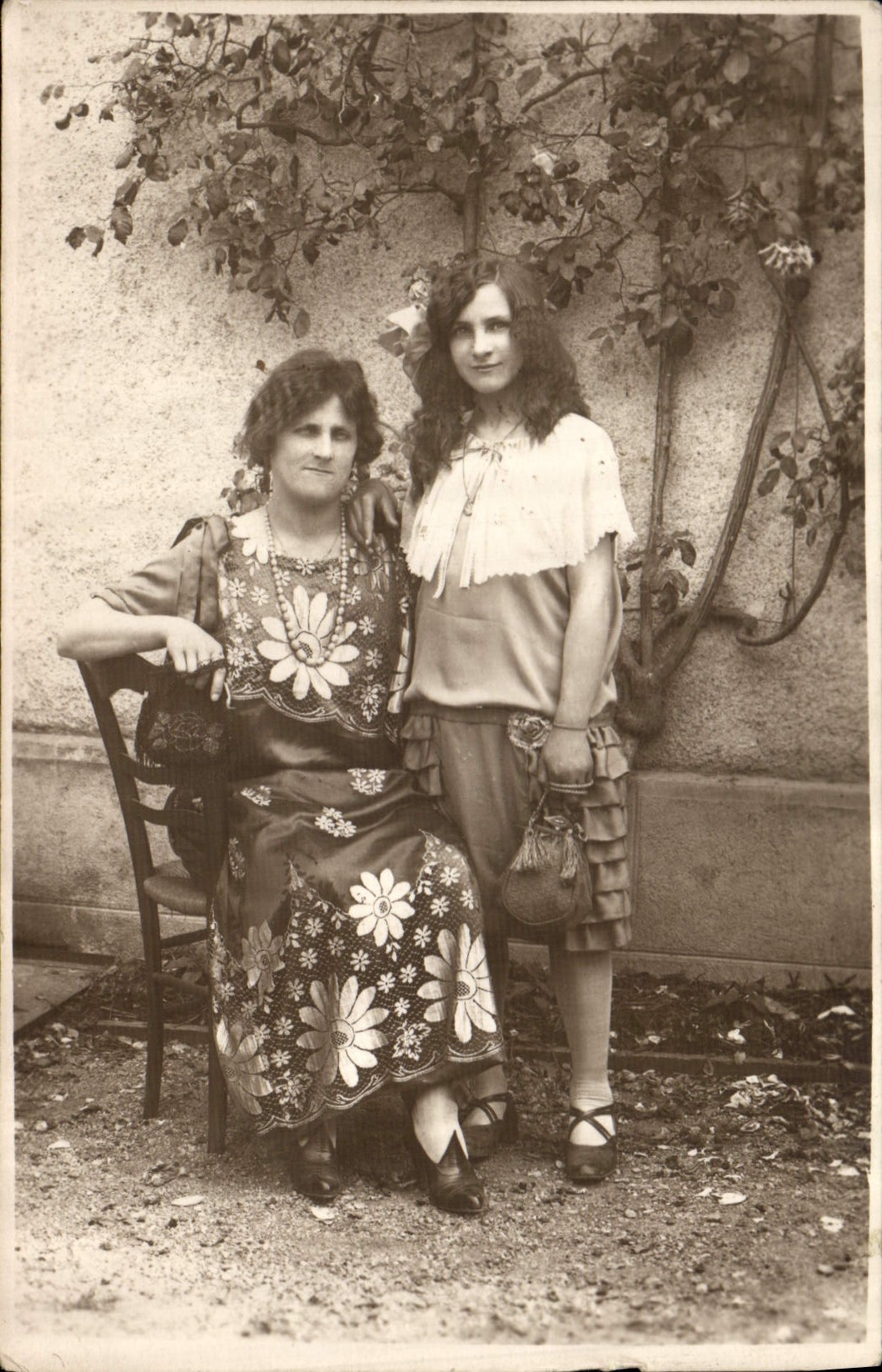 Deux femmes — jardin — CPAPHIL n°5