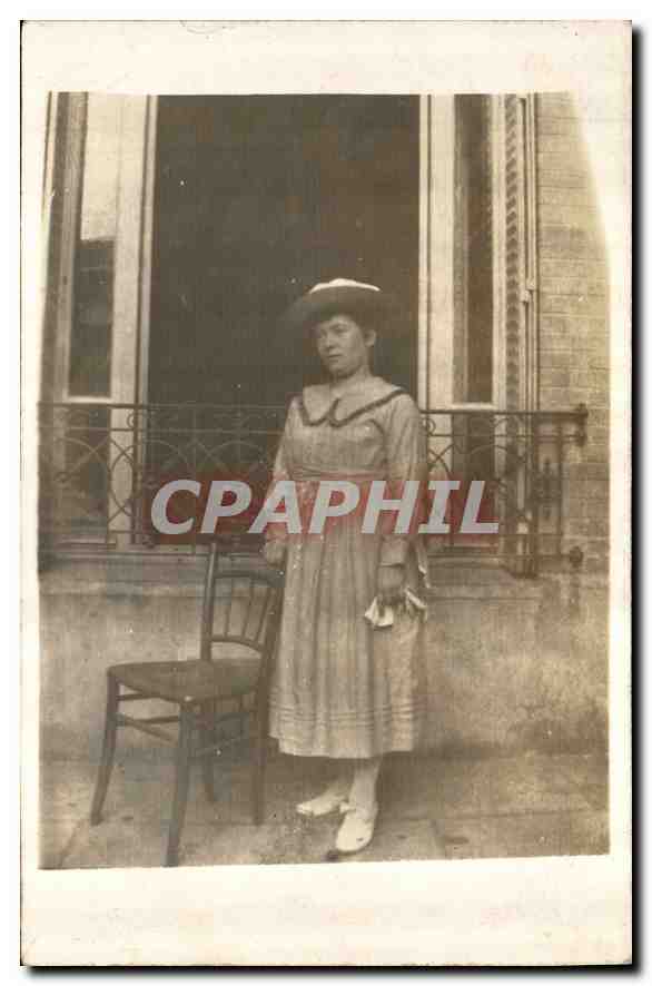 Femme en robe et chapeau — sur un balcon — CPAPHIL