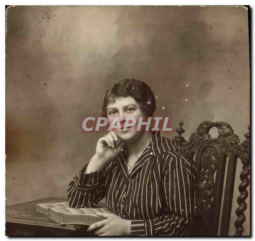 Jeune femme assise — portrait studio — éditeur inconnu