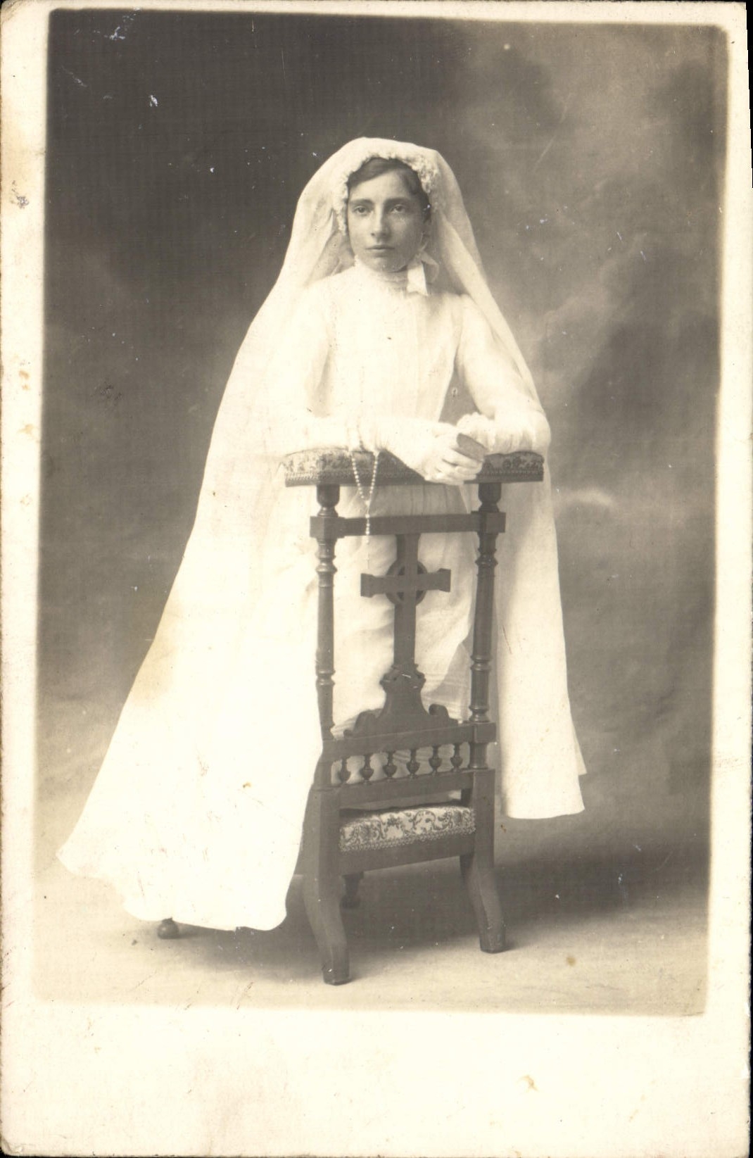 Jeune fille en robe de communion — éditeur A. Soffington, Paris