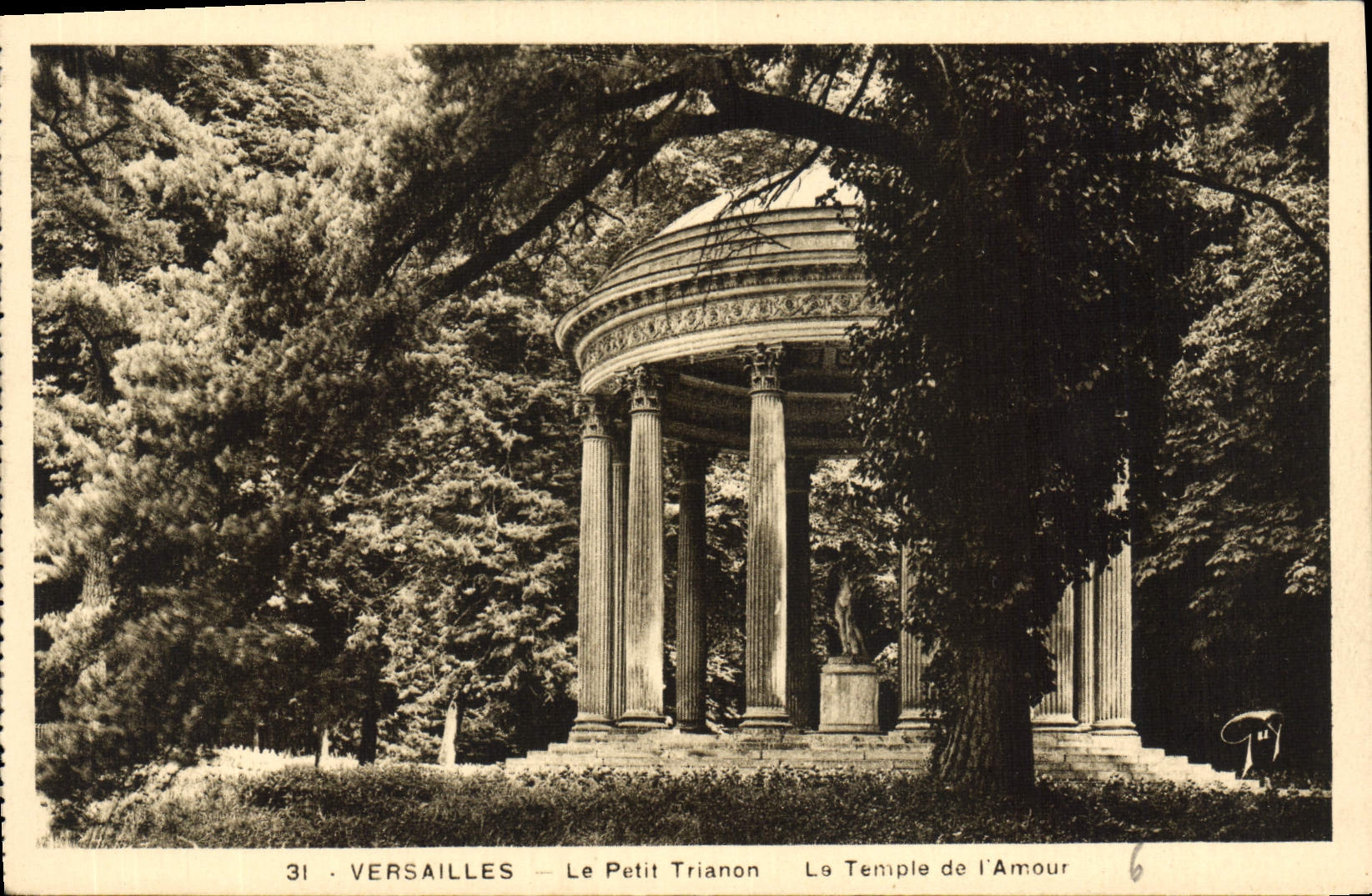 CPA Versailles le Petit trianon le Temple de l'Amour 