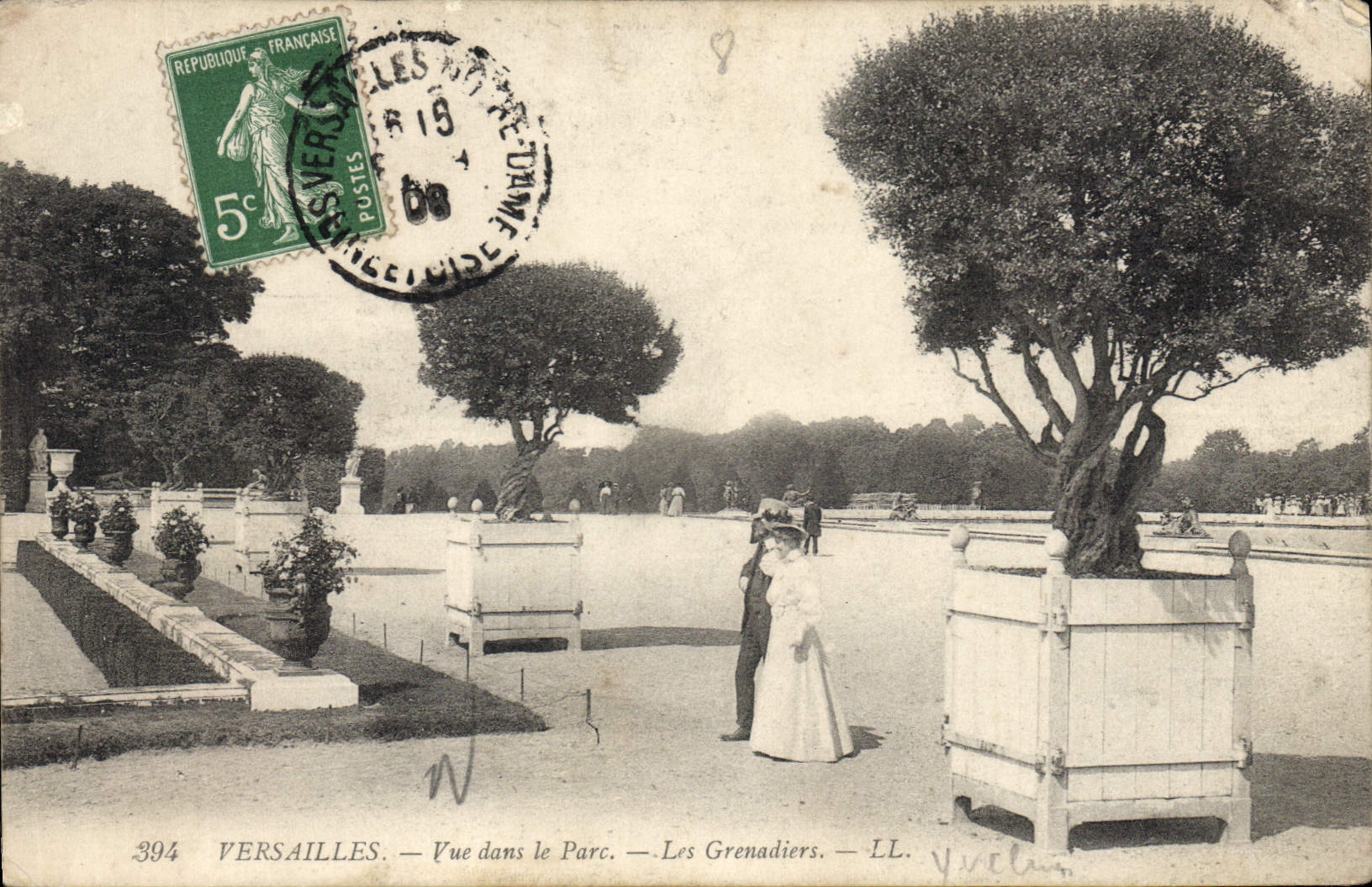 Versailles — Vue dans le Parc. — Les Grenadiers. — LL. — N°394