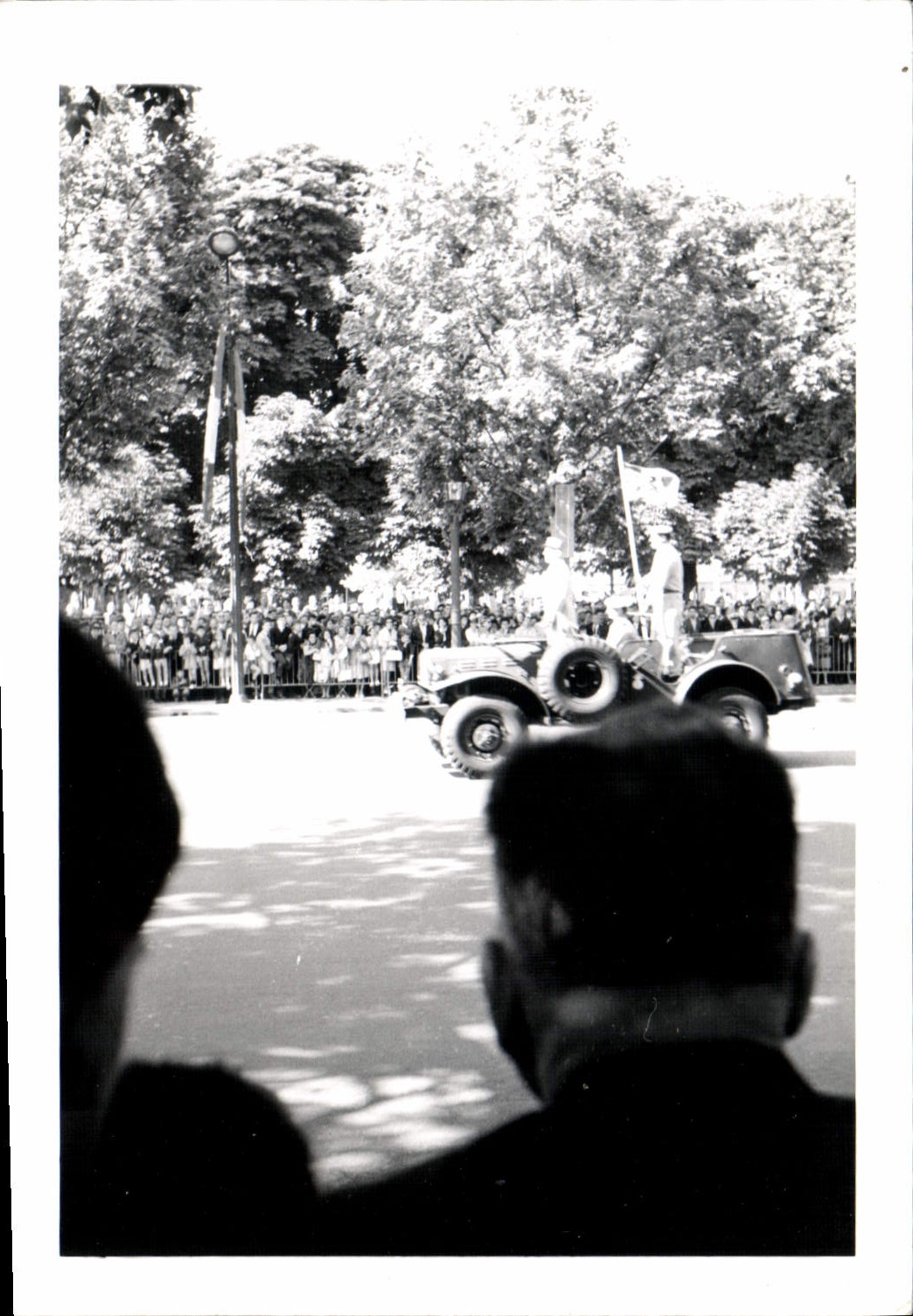 Photo Defile Militaire Paris Champs Elysees Vehicule Jeep Militaria