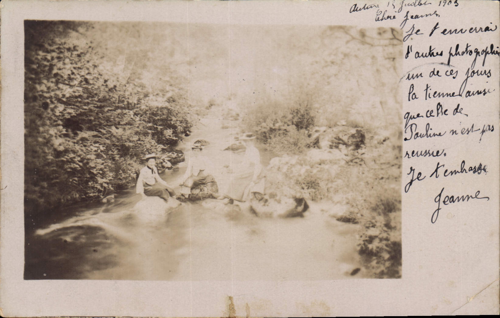Trois personnes dans un ruisseau — Autun, 13 juillet 1908 — Société Lumière, Lyon - Anverso