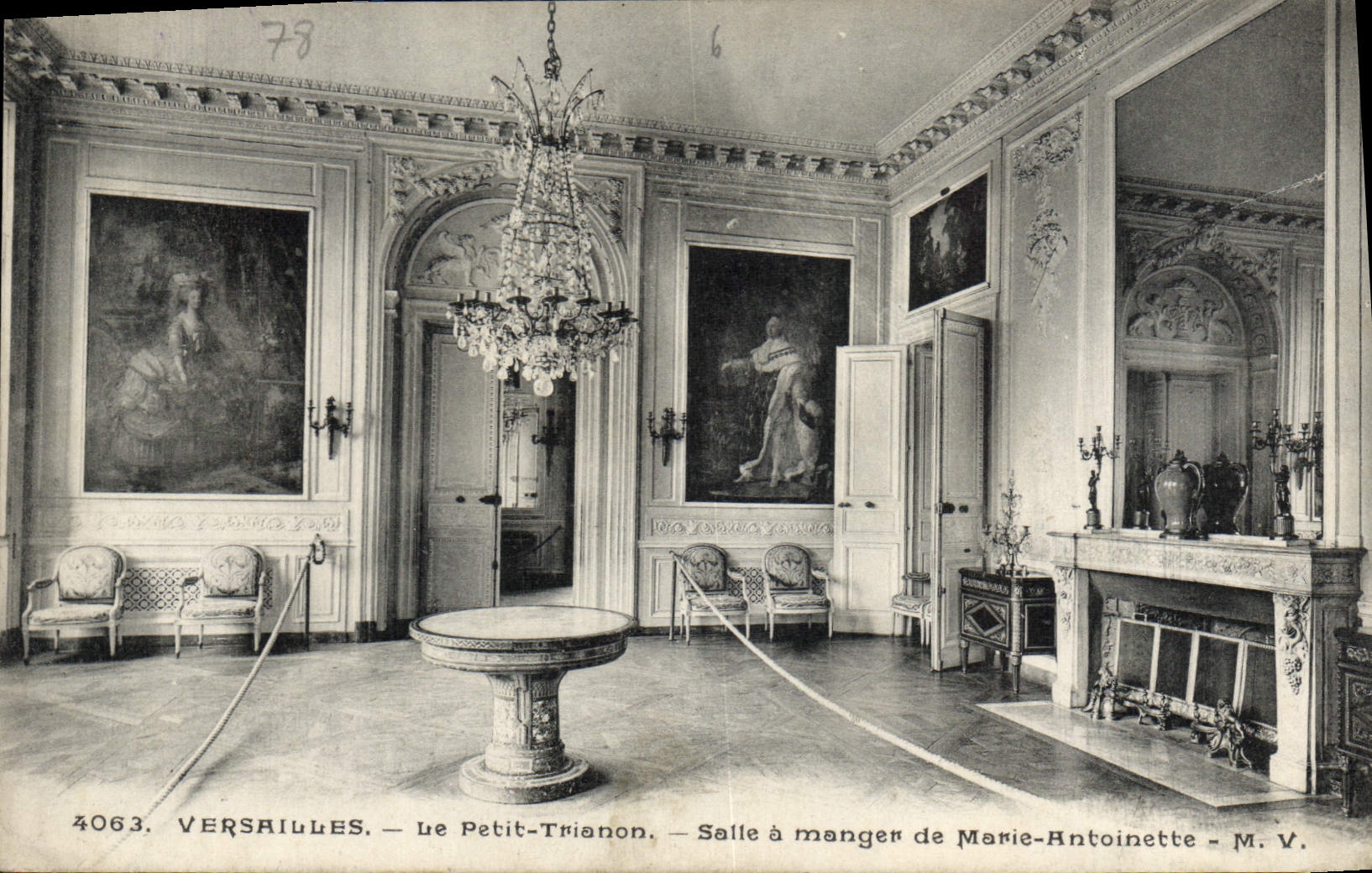 Versailles — Le Petit-Trianon — Salle à manger de Marie-Antoinette — M. V.