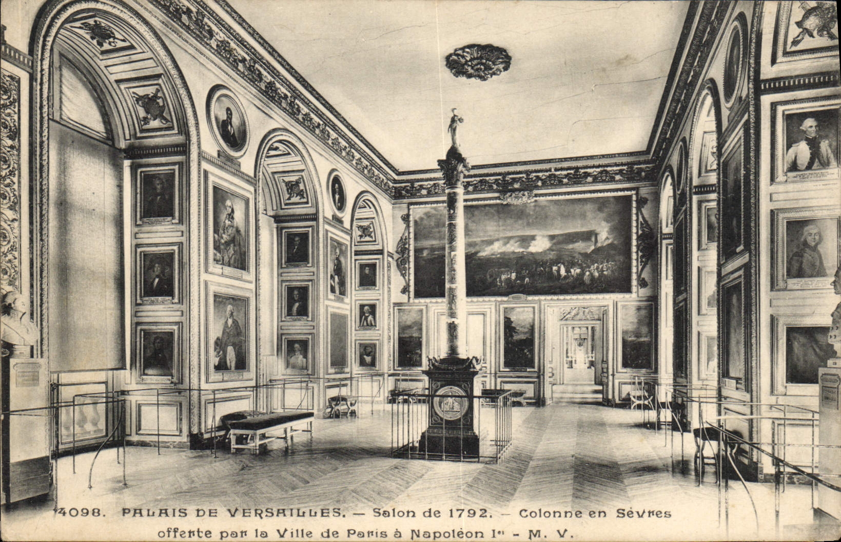 CPA Palais de Versailles Salon de 1792 Colonne en Sevres offerte par la Ville de Paris a Napoleon Ie