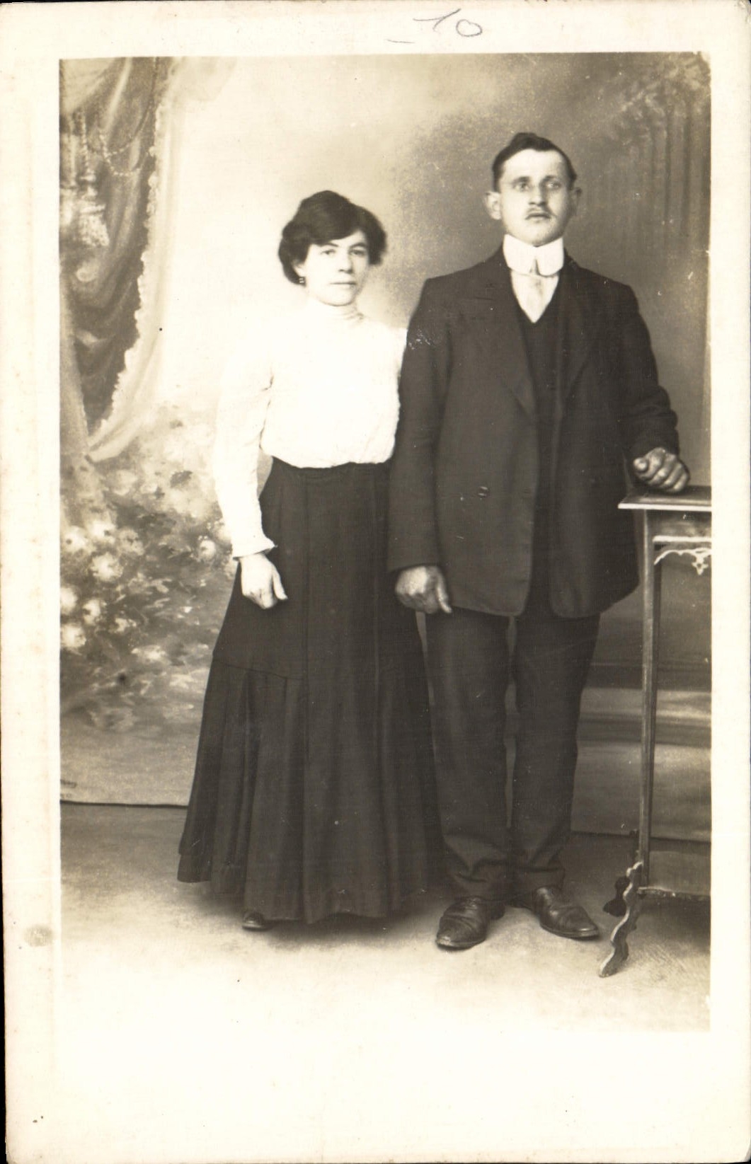 CARTE PHOTO Femme Personnages