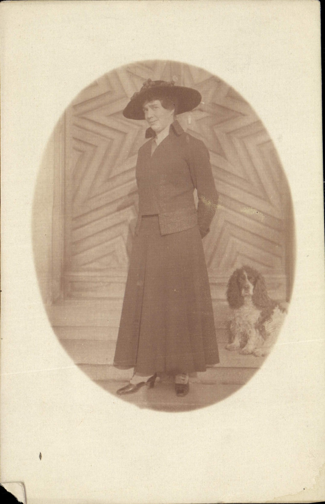 CARTE PHOTO Femme Chien