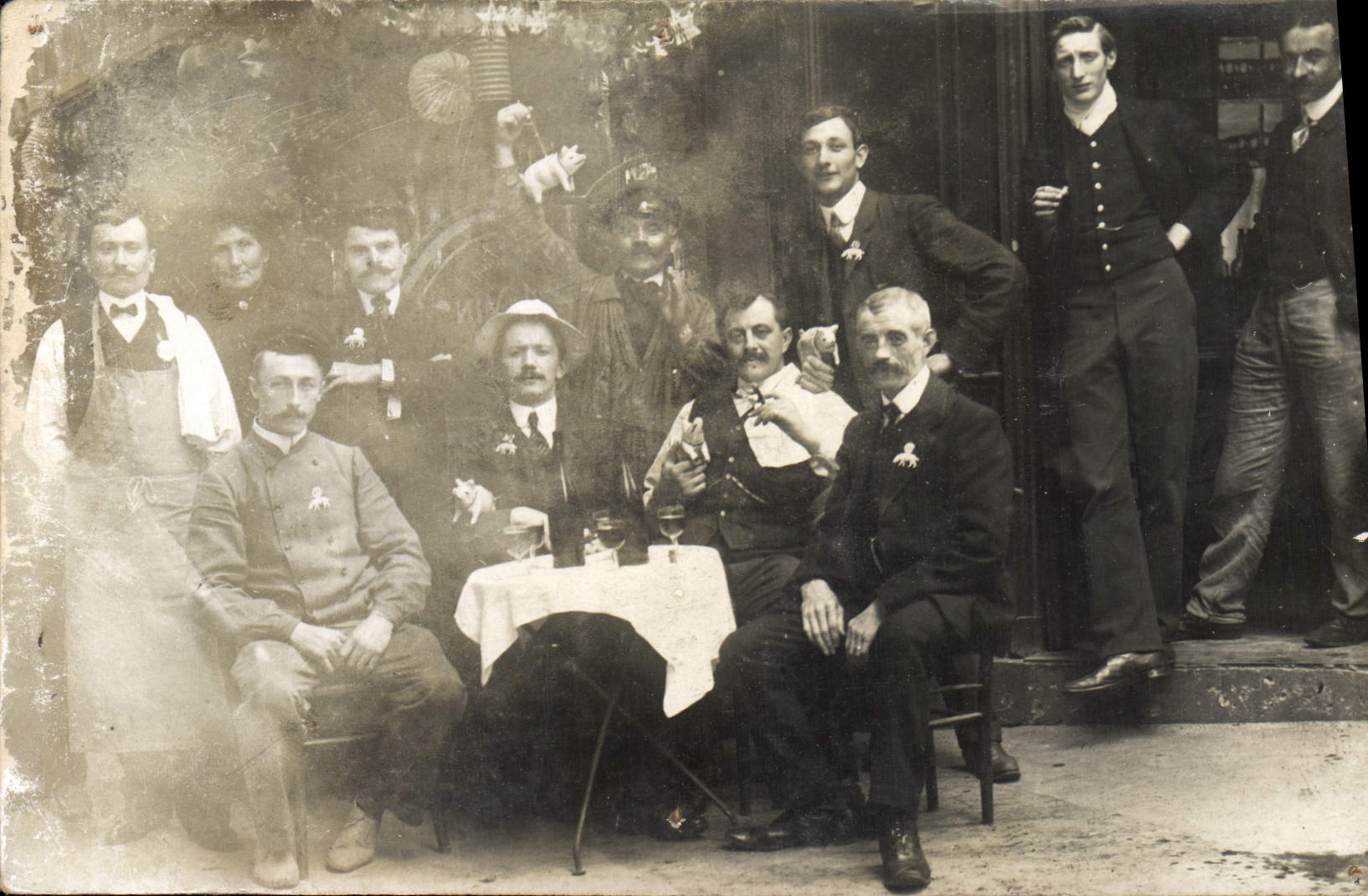 Groupe d'hommes en tenue d'époque — scène de fête ou de réunion — éditeur inconnu