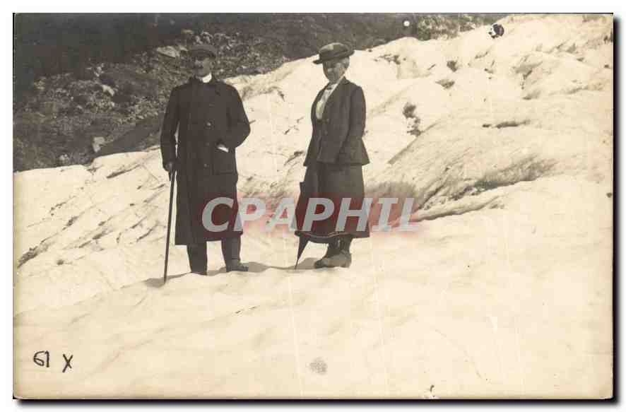 CARTE PHOTO Femme dans la neige