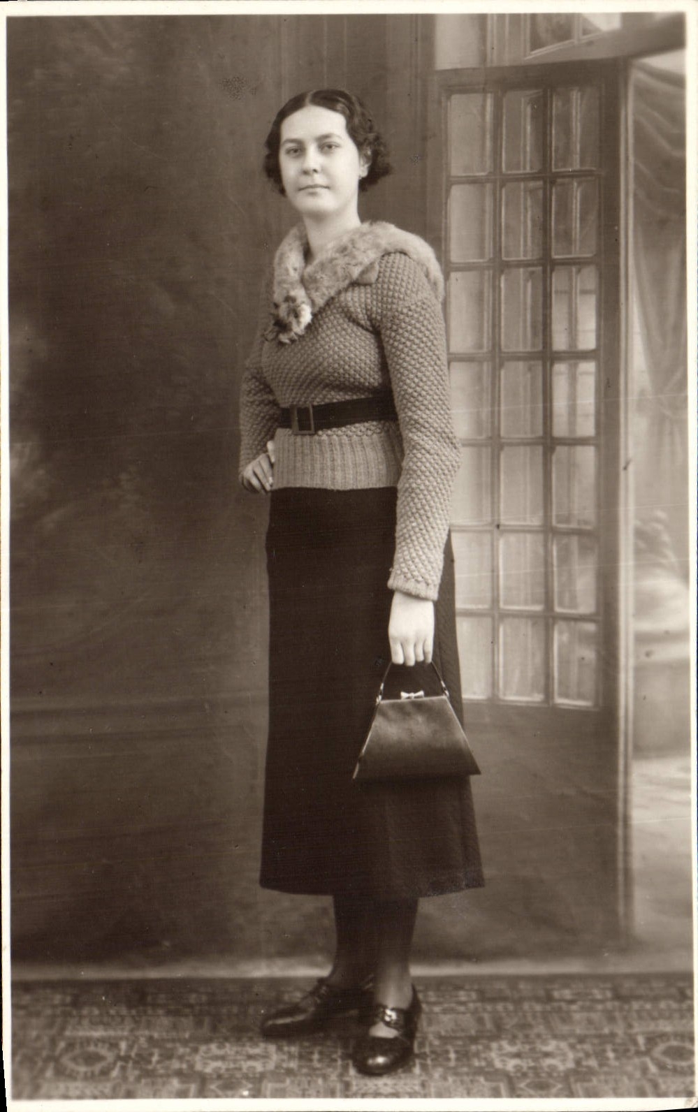 Femme en pull à col fourrure — studio — Carte postale CPA PHIL