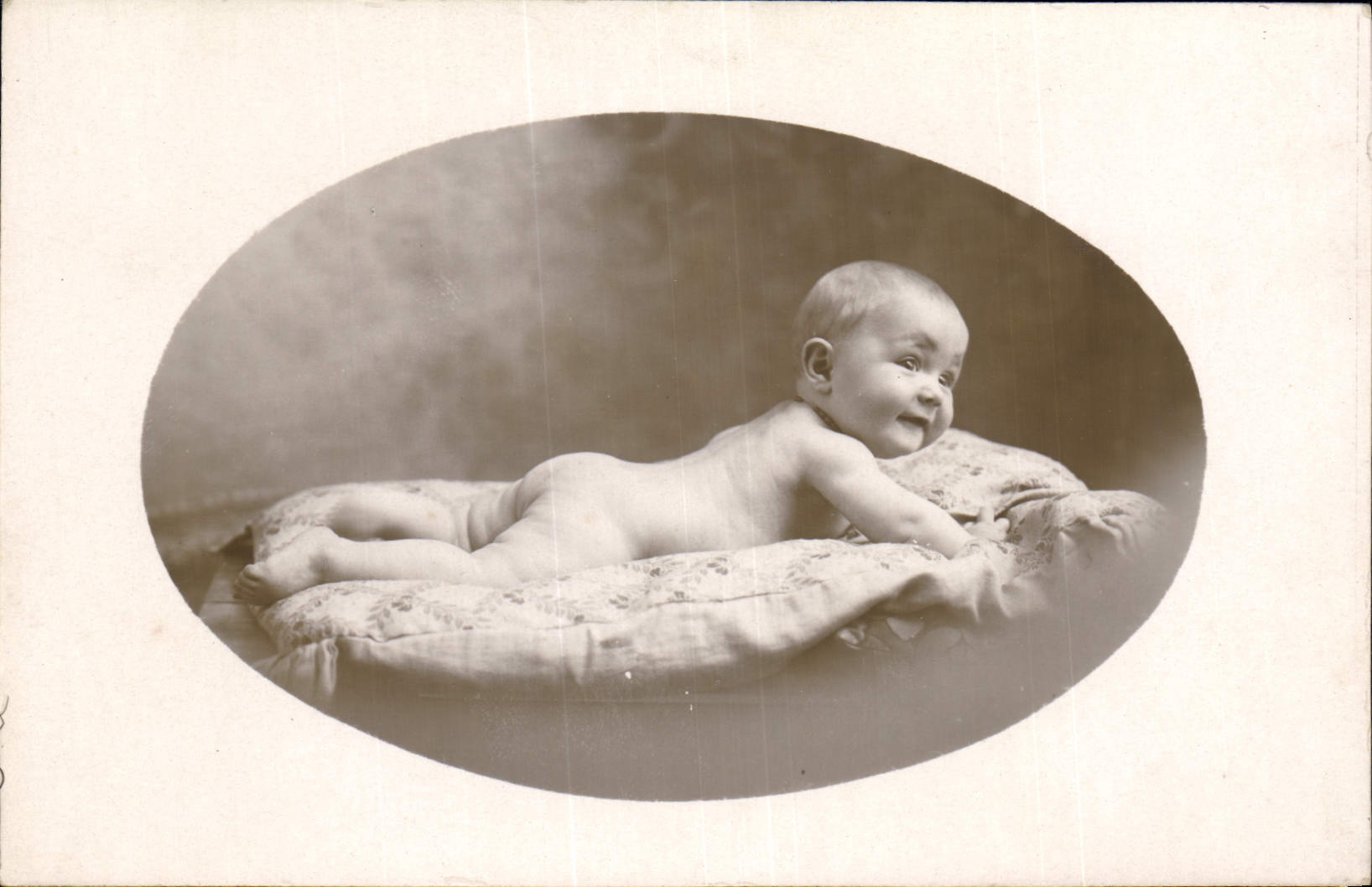 Bebé sonriente — fotografía de estudio - Anverso
