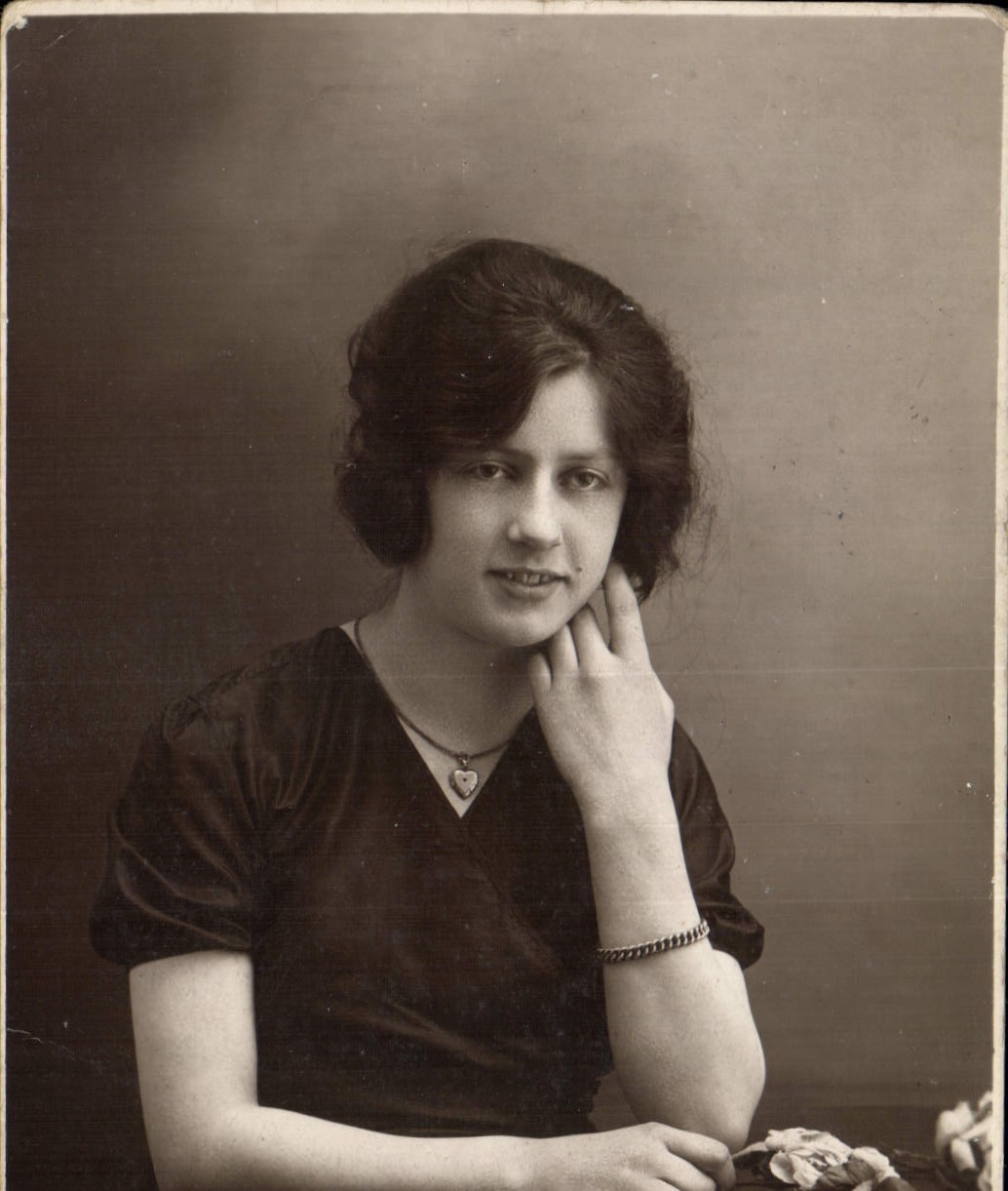 Portrait d'une jeune femme — éditeur inconnu, n° de série non visible